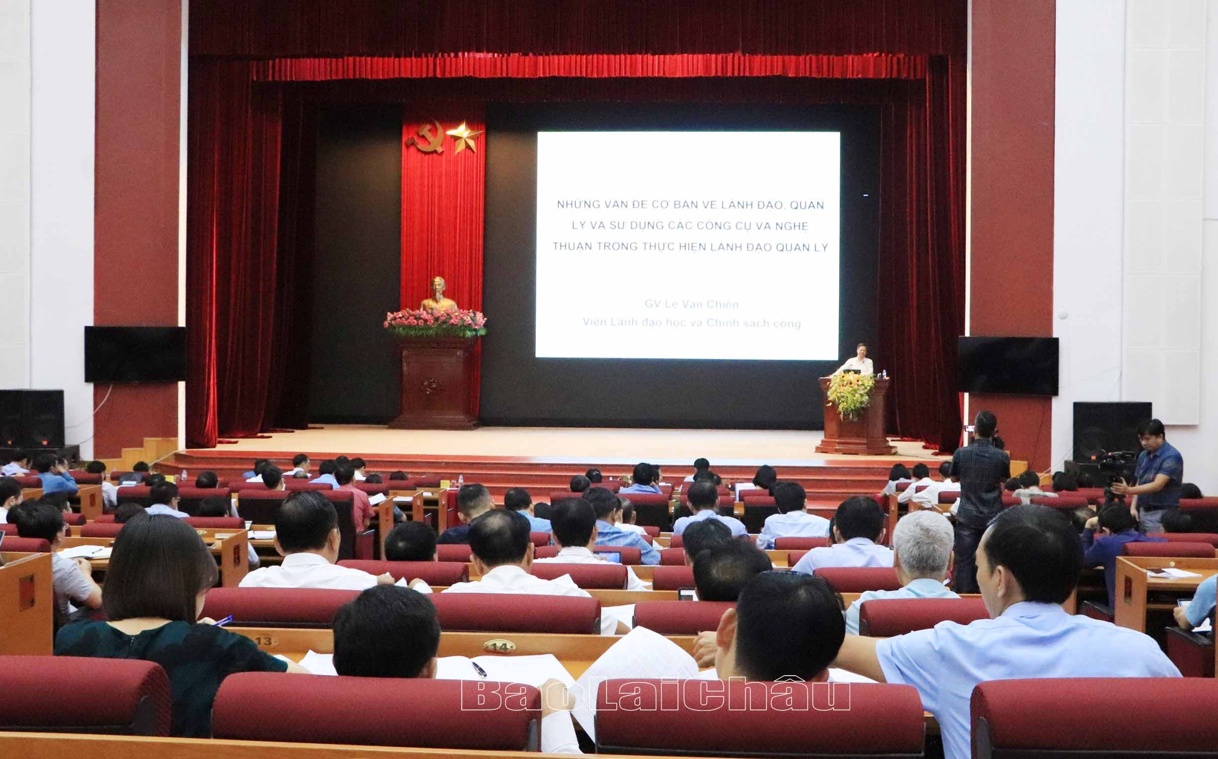 Giáo sư, tiến sỹ Lê Văn Chiến – Viện Trưởng Viện lãnh đạo học và chính sách công, Học viện Chính trị quốc gia Hồ Chí Minh truyền đạt chuyên đề những vấn đề cơ bản về lãnh đạo, quản lý và sử dụng các công cụ và nghệ thuật trong thực hiện lãnh đạo, quản lý.